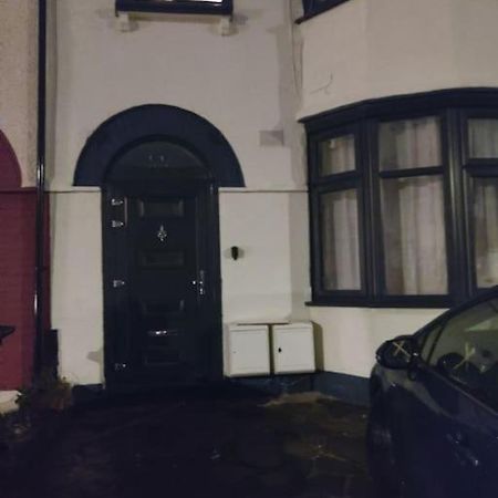 Home Away Barking Баркинг Экстерьер фото