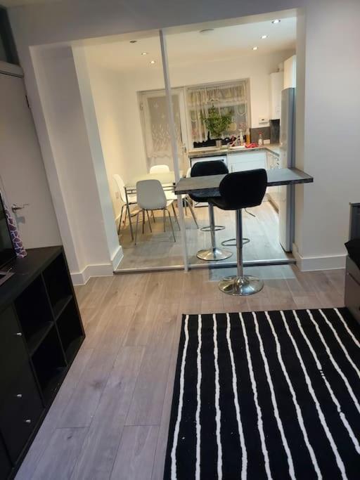 Home Away Barking Баркинг Экстерьер фото