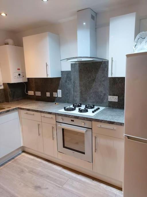 Home Away Barking Баркинг Экстерьер фото