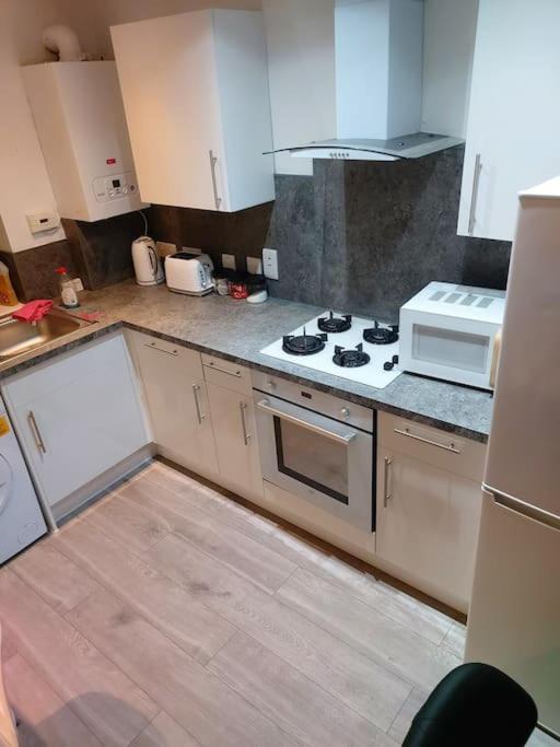 Home Away Barking Баркинг Экстерьер фото