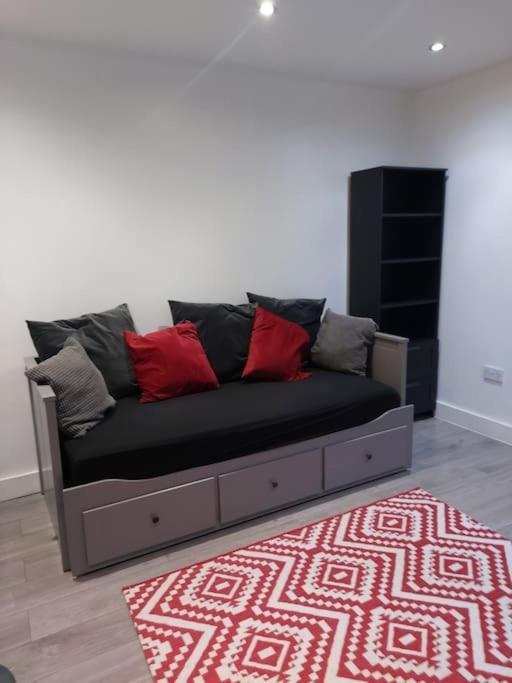 Home Away Barking Баркинг Экстерьер фото