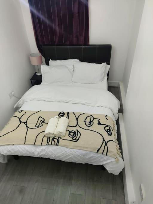 Home Away Barking Баркинг Экстерьер фото