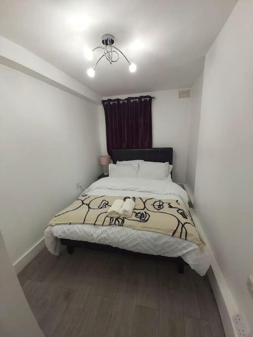 Home Away Barking Баркинг Экстерьер фото