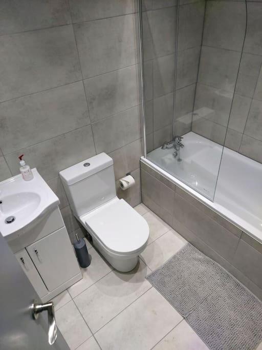 Home Away Barking Баркинг Экстерьер фото