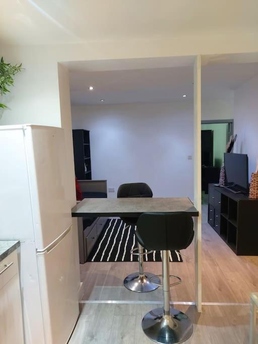 Home Away Barking Баркинг Экстерьер фото