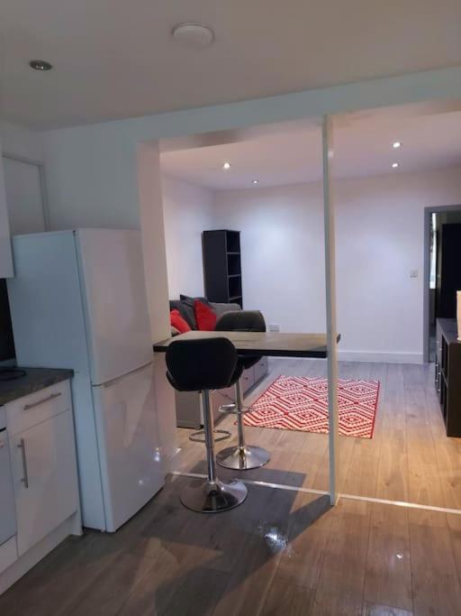 Home Away Barking Баркинг Экстерьер фото
