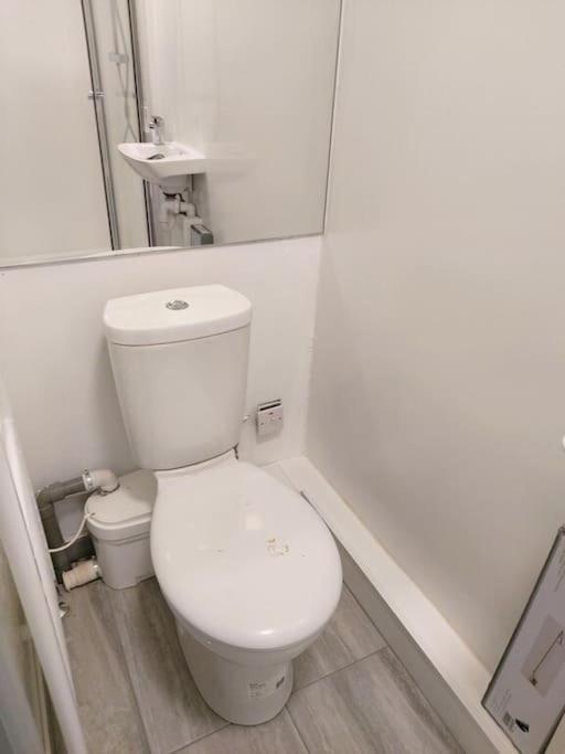 Home Away Barking Баркинг Экстерьер фото
