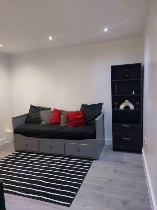 Home Away Barking Баркинг Экстерьер фото