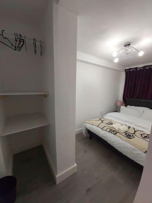Home Away Barking Баркинг Экстерьер фото
