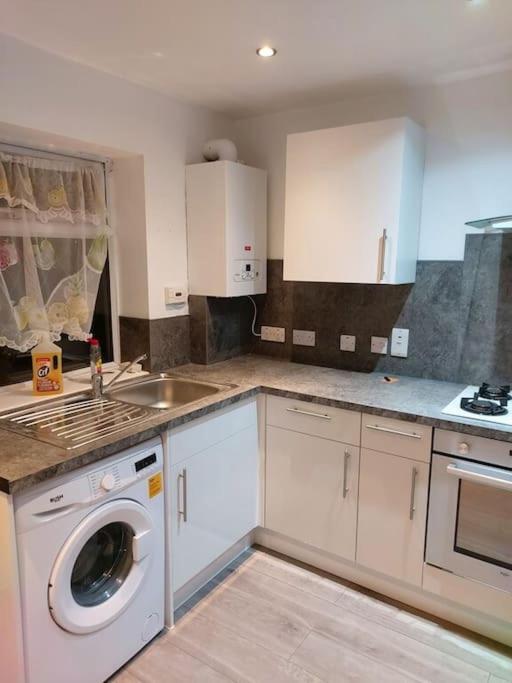 Home Away Barking Баркинг Экстерьер фото