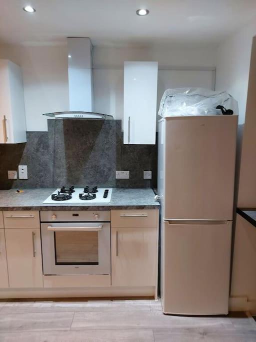 Home Away Barking Баркинг Экстерьер фото