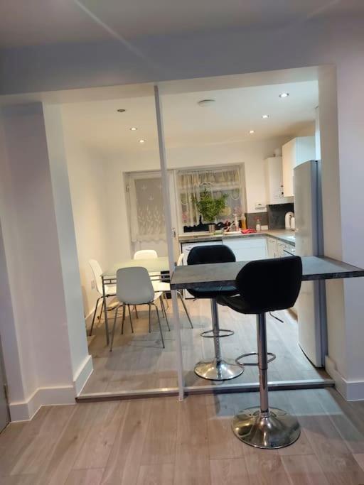 Home Away Barking Баркинг Экстерьер фото