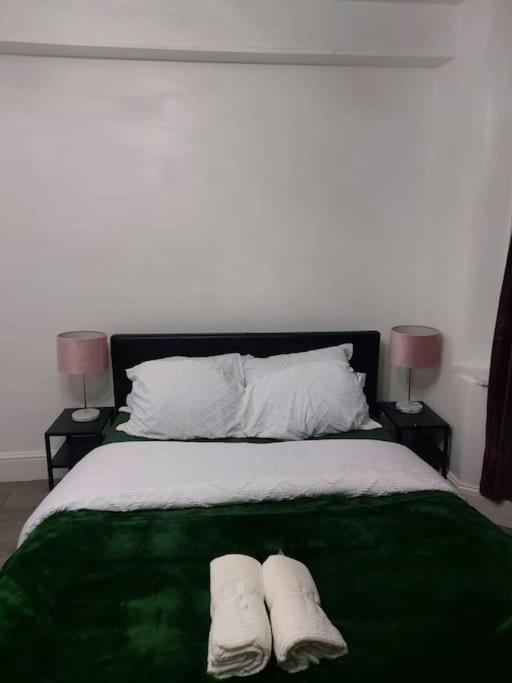Home Away Barking Баркинг Экстерьер фото