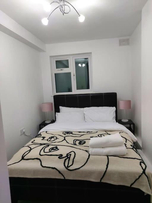 Home Away Barking Баркинг Экстерьер фото