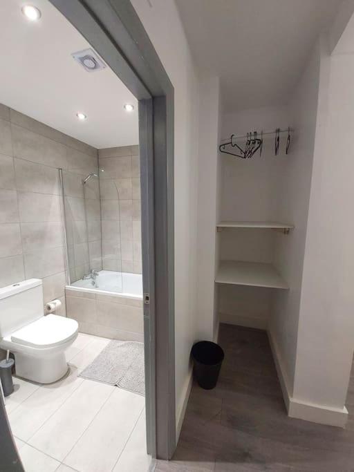 Home Away Barking Баркинг Экстерьер фото