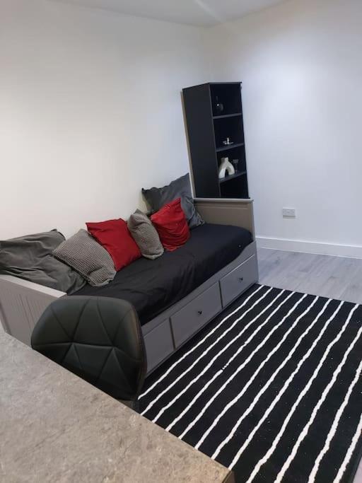 Home Away Barking Баркинг Экстерьер фото