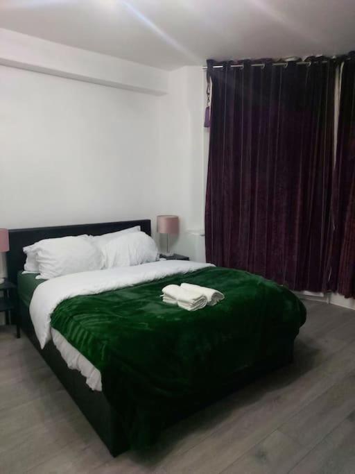 Home Away Barking Баркинг Экстерьер фото