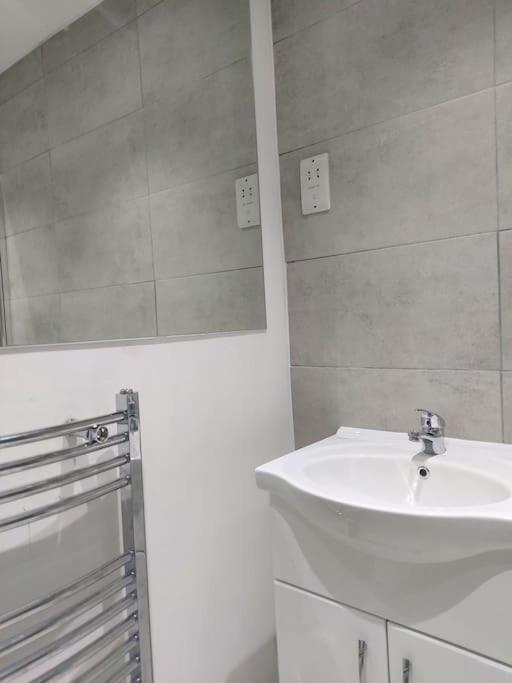 Home Away Barking Баркинг Экстерьер фото