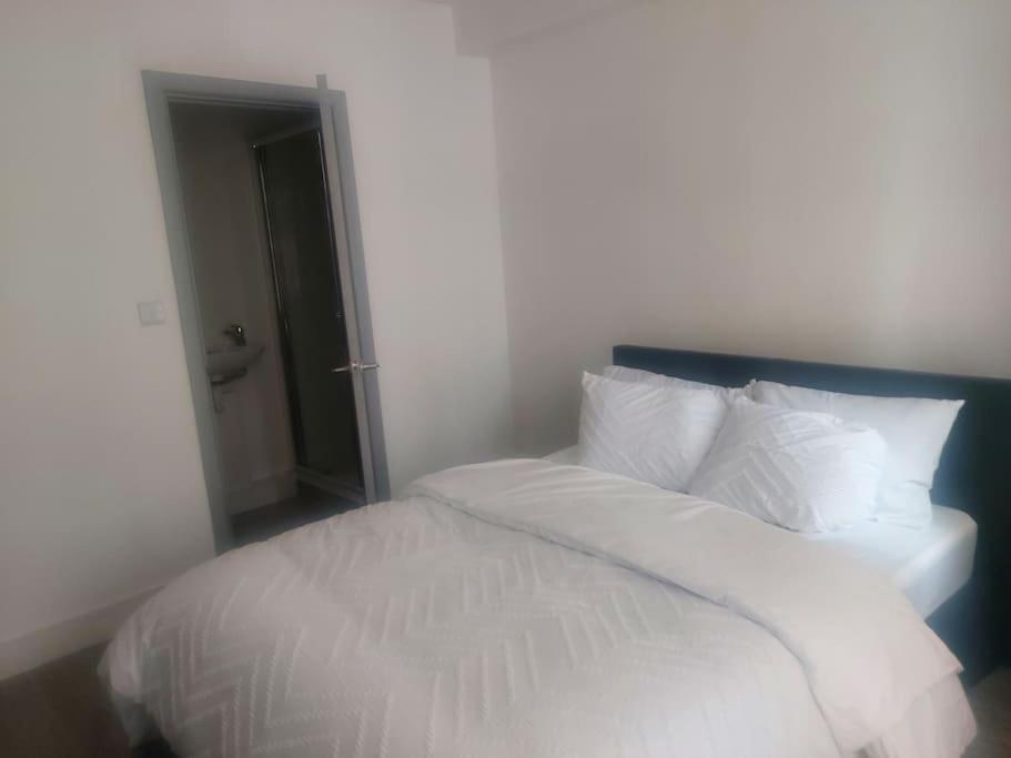 Home Away Barking Баркинг Экстерьер фото