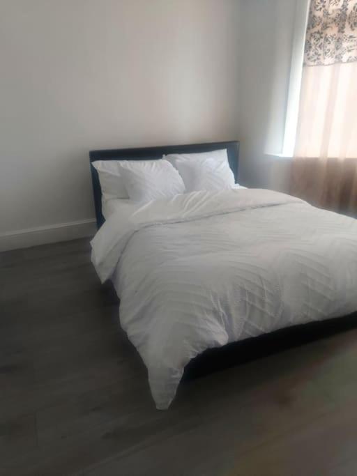 Home Away Barking Баркинг Экстерьер фото